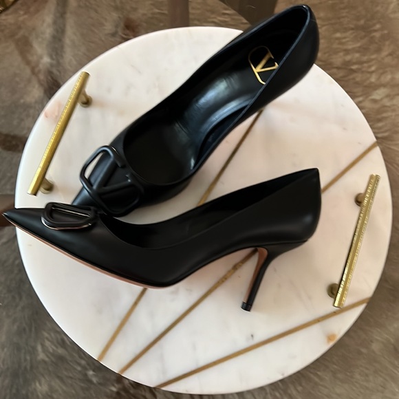 New VALENTINO GARAVANI V Logo Signature Black Leather Pumps EUR 37 N/B - Picture 2 of 16
